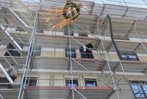 Vorstandsvorsitzender Dirk Lohne und Zimmerermeister Mike Duhra